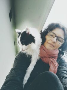 photo de votre pet-sitter et chat sur les épaules